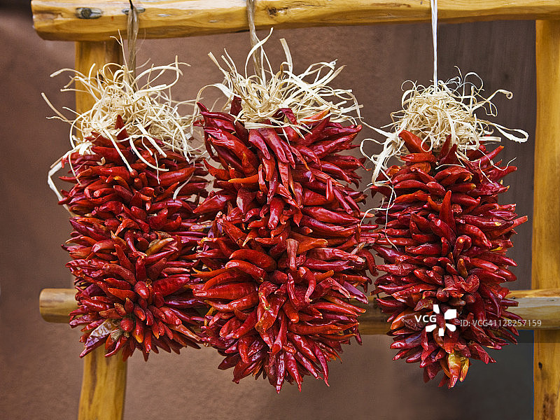 悬挂的智利辣椒串图片素材