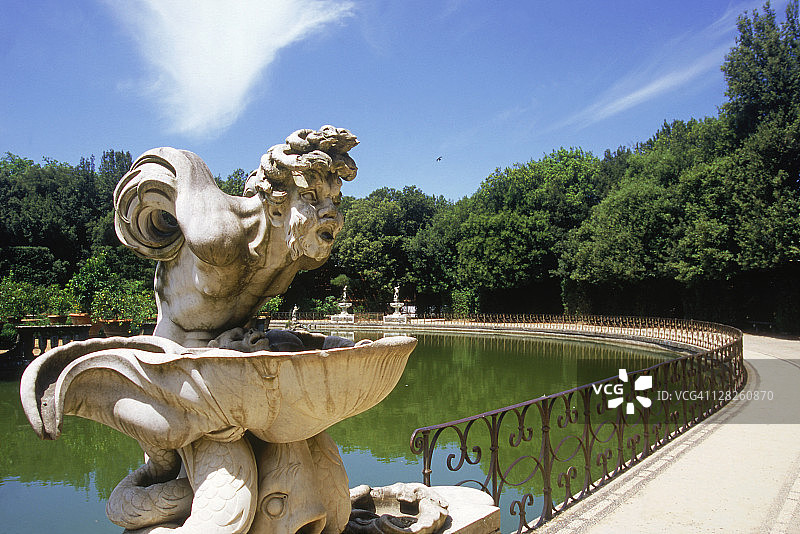 意大利佛罗伦萨波波里花园喷泉上的男性雕塑图片素材