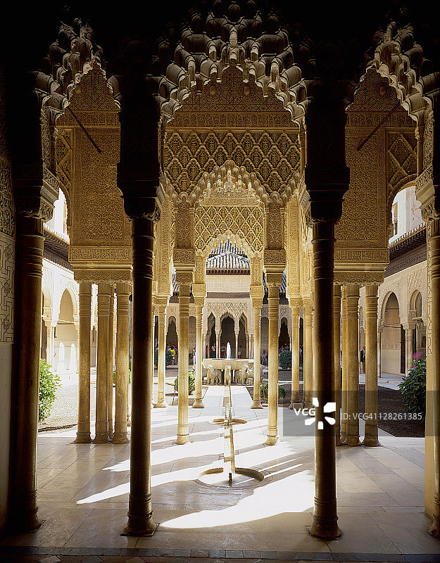 西班牙格拉纳达阿罕布拉宫狮子庭院图片素材