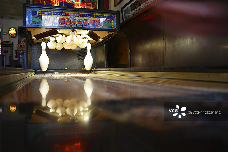 酒吧内的沙狐球游戏图片素材