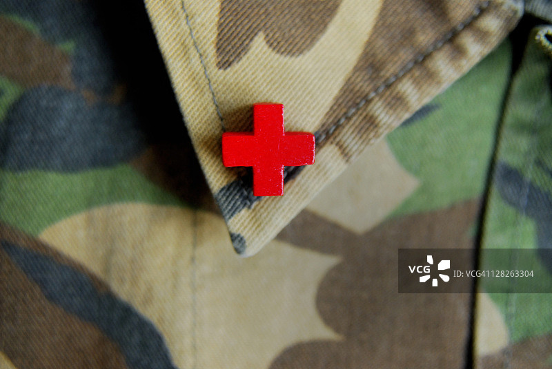 迷彩服夹克领子上的红色十字图片素材