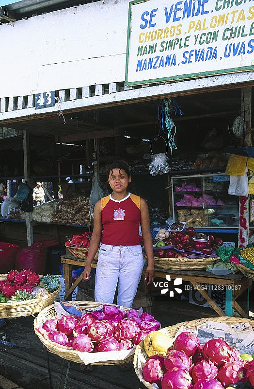 尼加拉瓜埃斯特利，出售农产品的年轻女孩图片素材