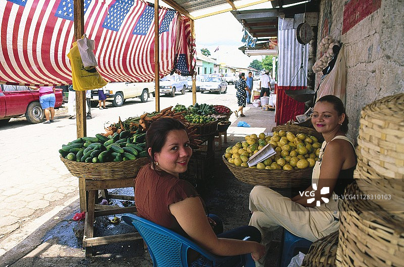 尼加拉瓜埃斯特利年轻女性出售农产品图片素材