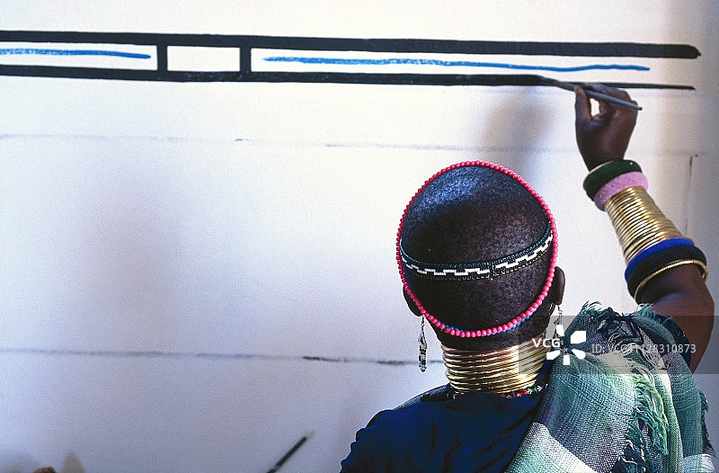 夸恩德贝莱和豪登，妇女粉刷房屋图片素材