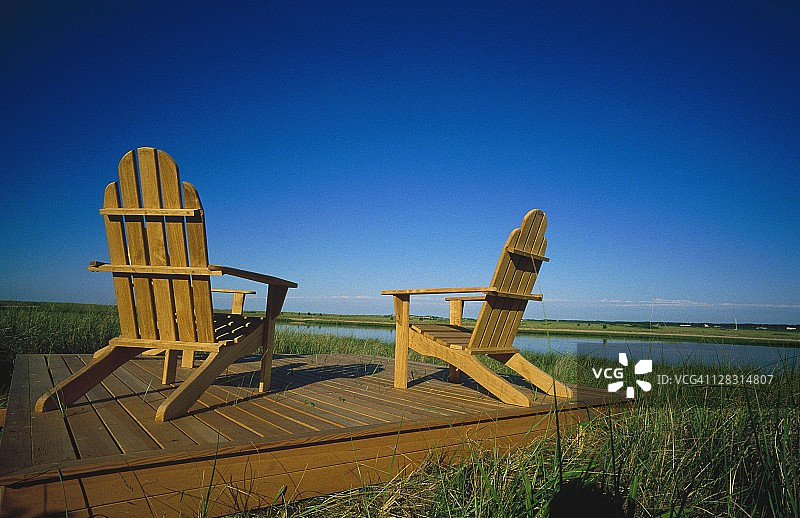 夏末阳光下的两把阿迪朗达克椅图片素材