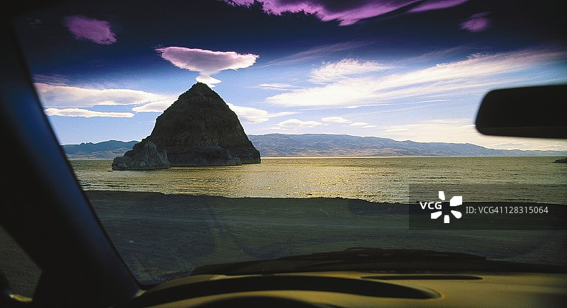 从车内看内华达州金字塔湖的景色图片素材