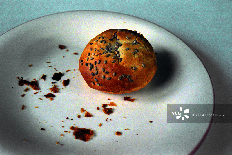 盘子里的芝麻面包和面包屑图片素材