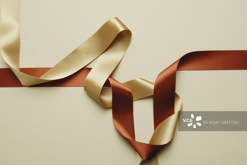 缠绕的金色和橙色丝带静物图片素材