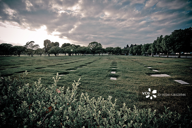 暴风云下的墓地图片素材