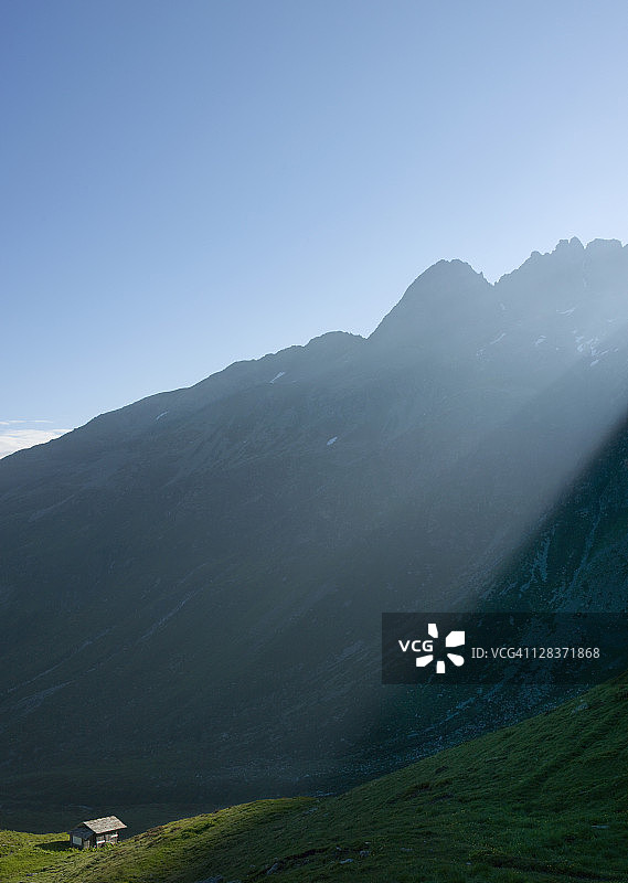 阿尔卑斯山中的独立房屋图片素材