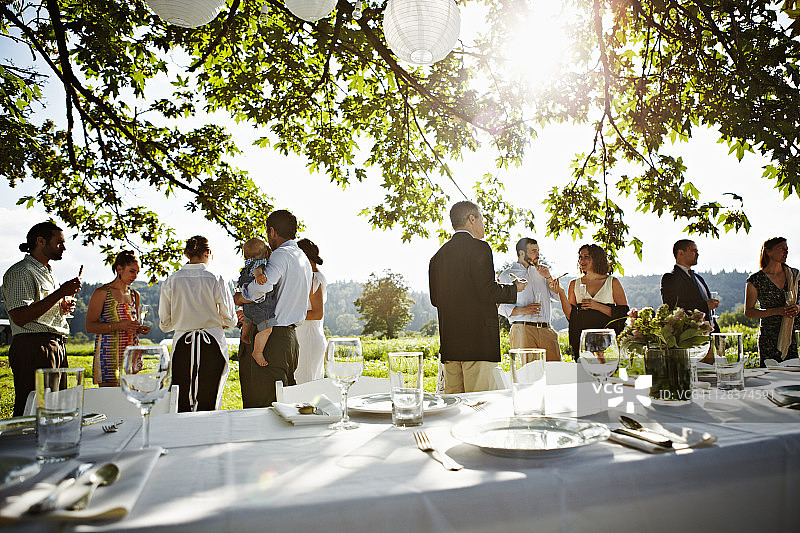 婚礼派对站立在田野里吃开胃菜图片素材