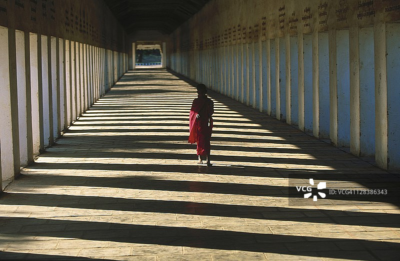 蒲甘瑞西光塔的僧侣之路图片素材