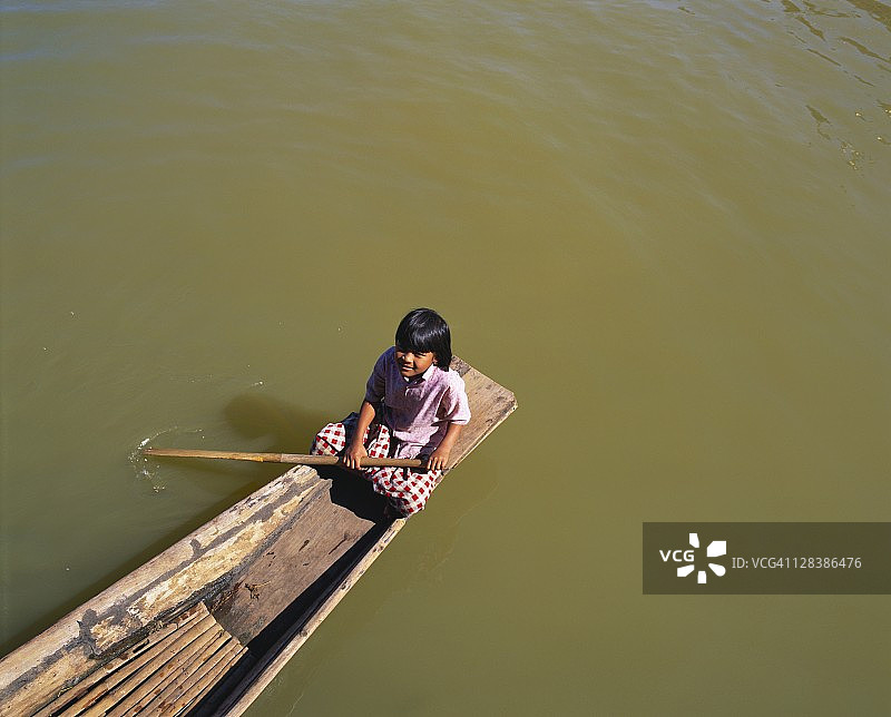 掸邦茵莱湖小女孩划船图片素材