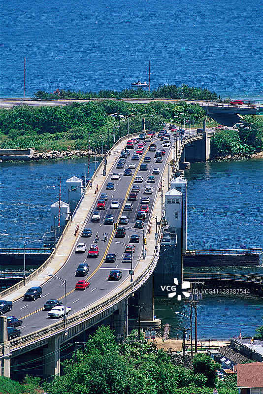 汽车行驶在桥上，新泽西州桑迪胡克图片素材