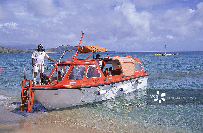 圣基茨岛岸边的救生艇图片素材