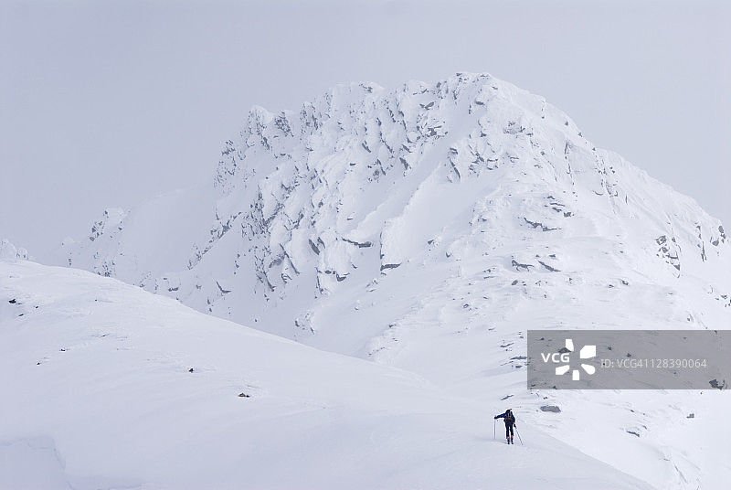加拿大落基山脉冰川上的野外滑雪者图片素材
