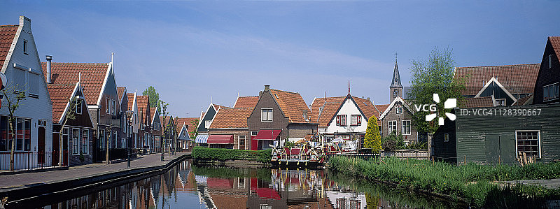 荷兰沃伦丹的建筑物和运河图片素材