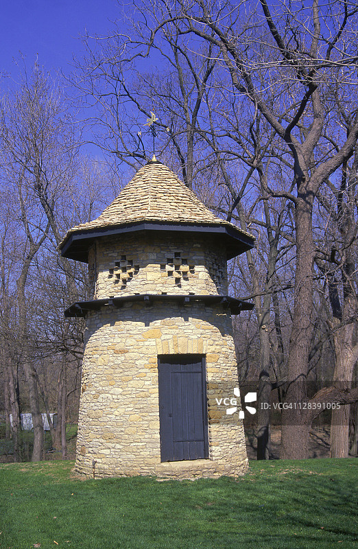 科茨沃尔德铁匠铺，顶部有风向标，位于密歇根州格林菲尔德村迪尔伯恩图片素材