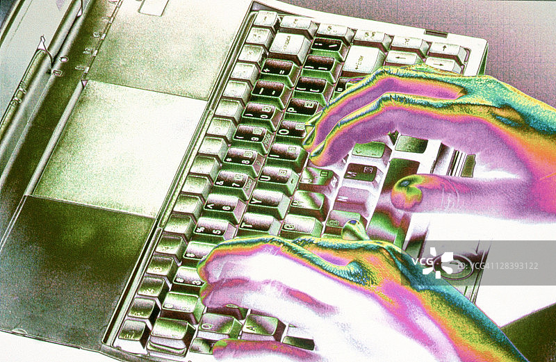 手部在电脑键盘上打字图片素材