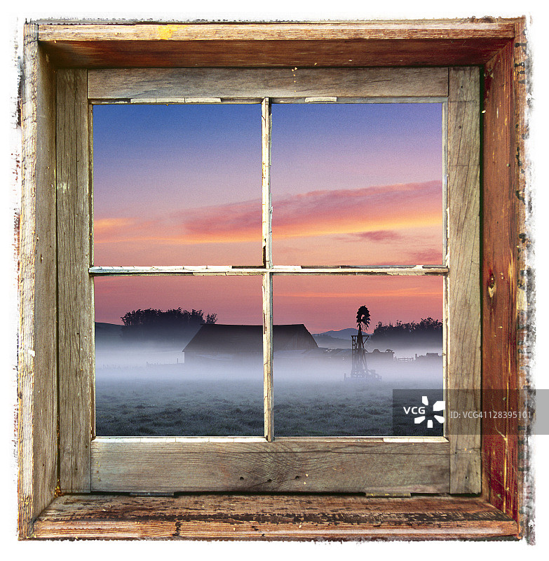 透过旧窗框看到的农家院日出图片素材
