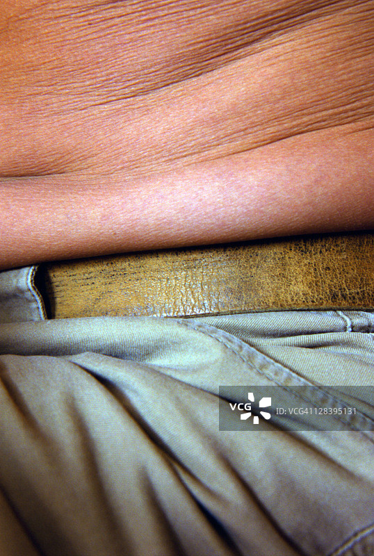 过于肥胖的男性腰部特写图片素材