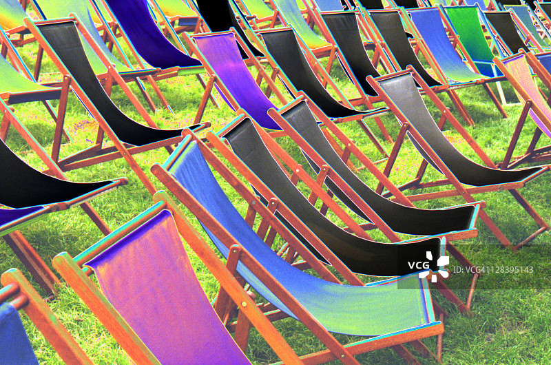 色彩鲜艳的太阳椅图片素材