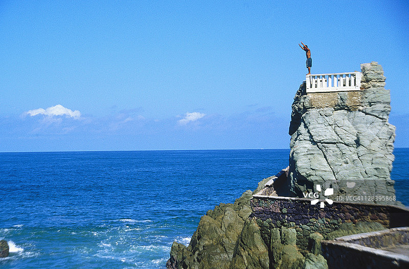 墨西哥马萨特兰悬崖跳水图片素材