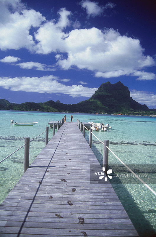 儿童在波拉波拉岛莫图塔普码头上奔跑图片素材