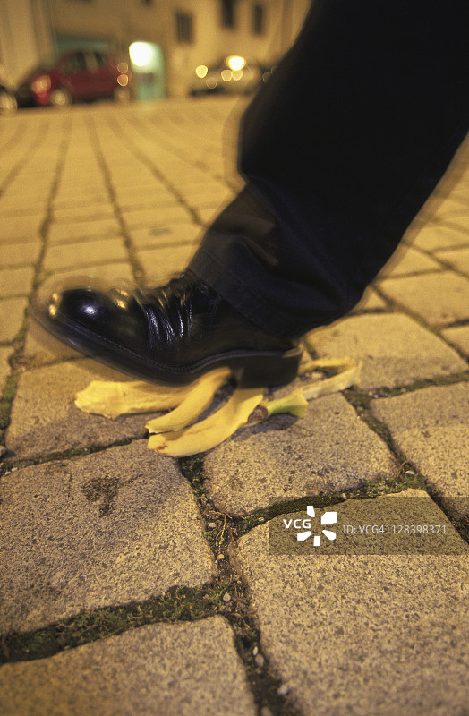 男人踩到香蕉皮滑倒图片素材