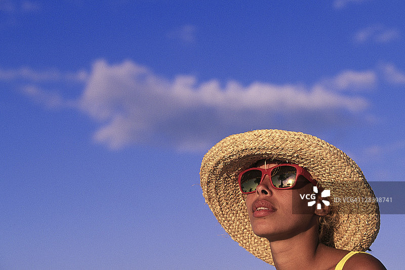 在热带海滩，卡约拉戈的女人图片素材