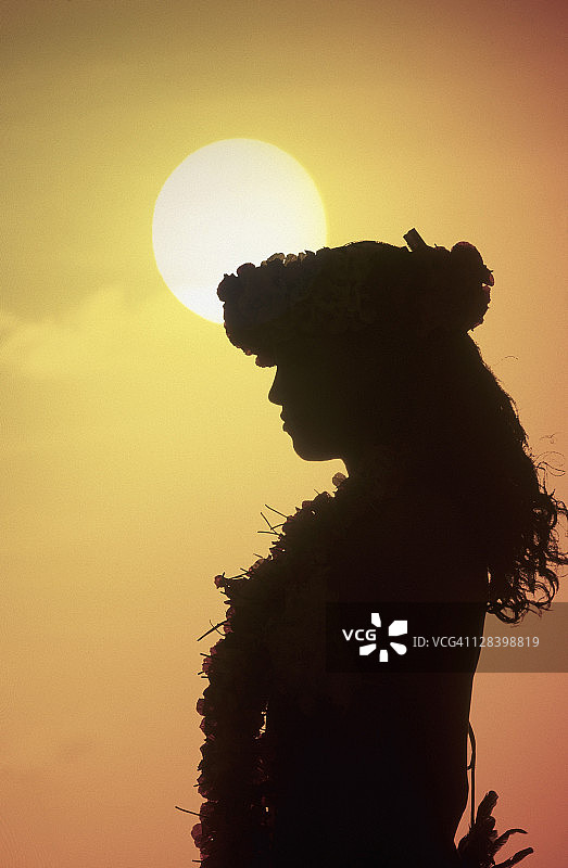 复活节岛阿胡塔海的波利尼西亚舞者图片素材