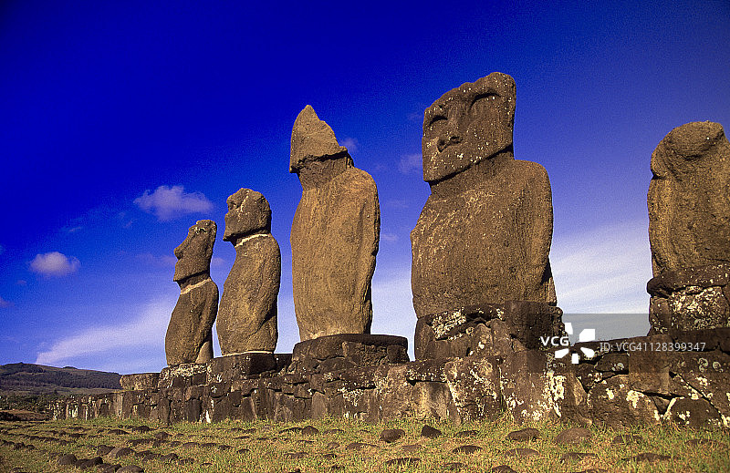 阿胡塔海的莫埃石像，智利复活节岛图片素材