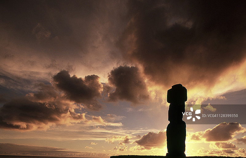 阿胡塔海的莫埃石像，智利复活节岛图片素材