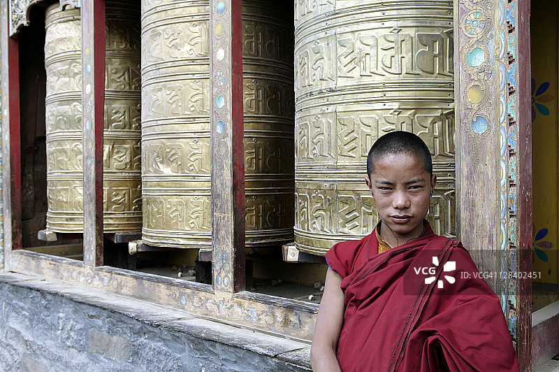 中国西藏萨迦寺的年轻僧侣图片素材