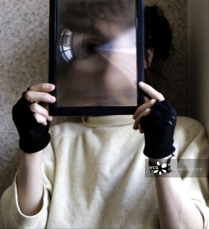 放大镜后面的戴手套的女士图片素材