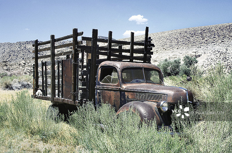 废弃的平板卡车图片素材