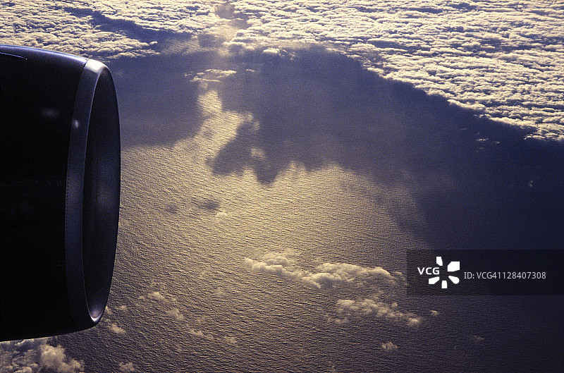 747 舷窗外太平洋中部的云层图片素材