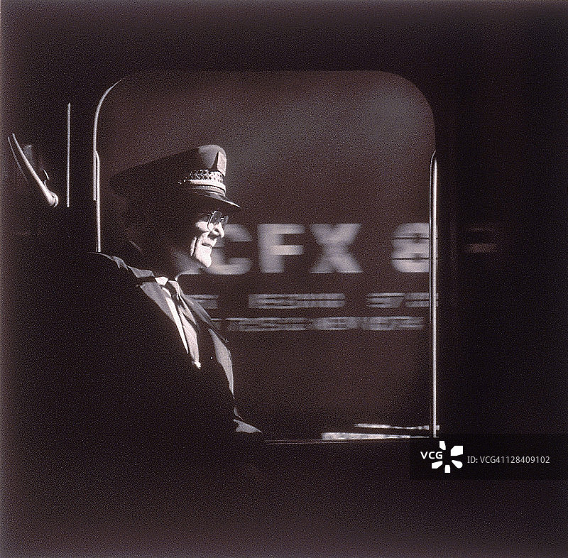 阳光照耀下的火车乘务员面部特写图片素材