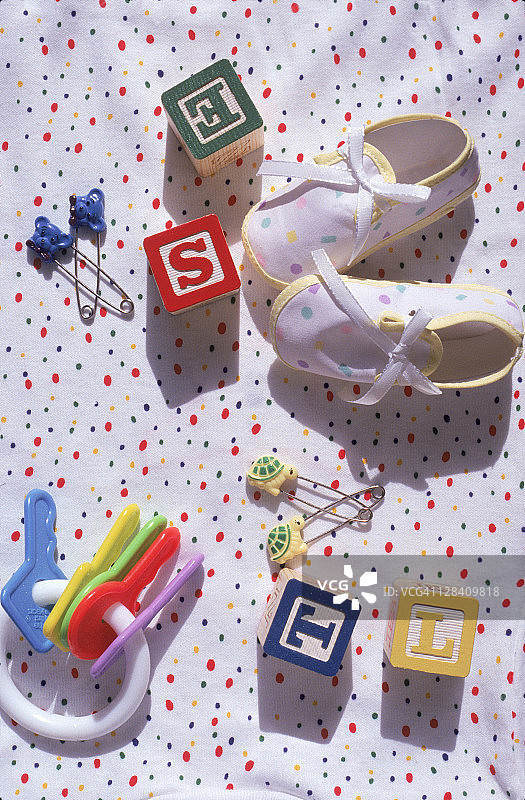婴儿玩具和鞋子图片素材