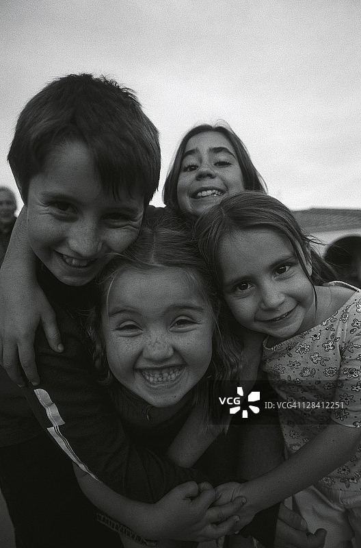 四个孩子在一起图片素材