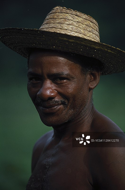 微笑的男人，比那尔德里奥，古巴图片素材