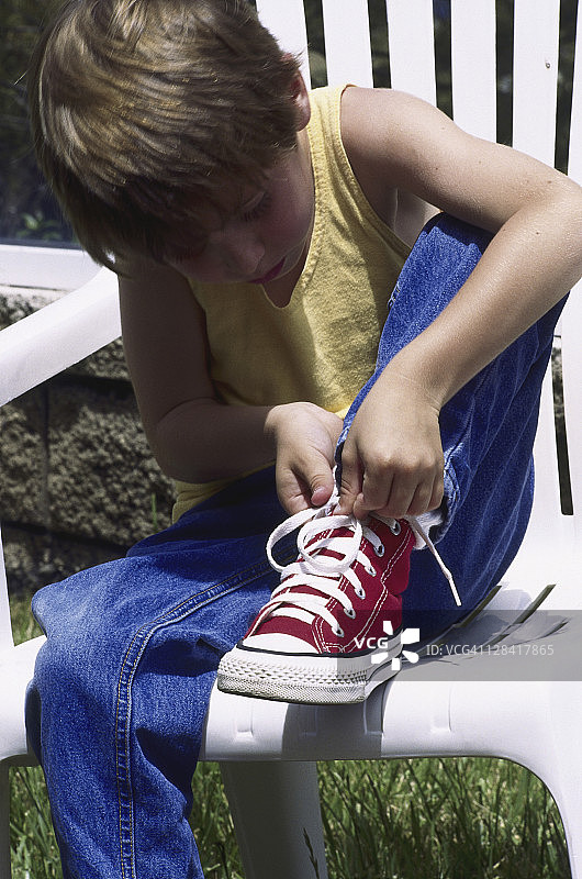 男孩系鞋带图片素材