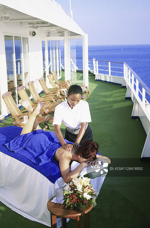女按摩师给女人按摩图片素材