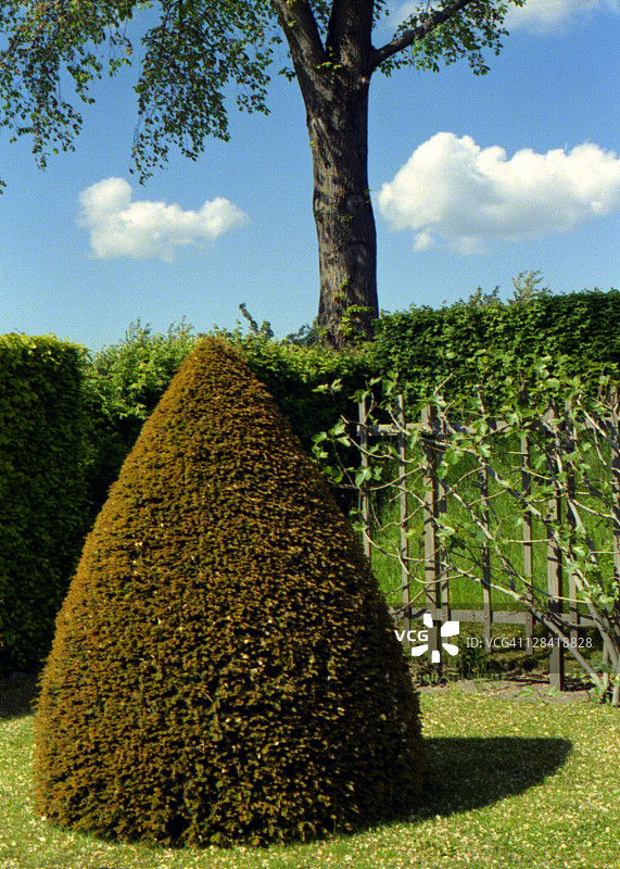 带有天空和云彩的城堡花园，位于荷兰阿姆斯特丹的Muiderslot城堡图片素材