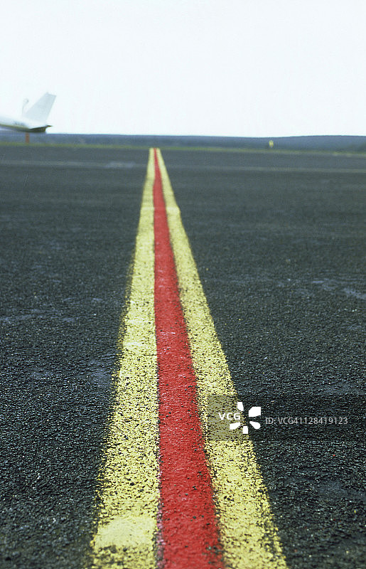 跑道上的彩绘线条细节与喷气机背景图片素材