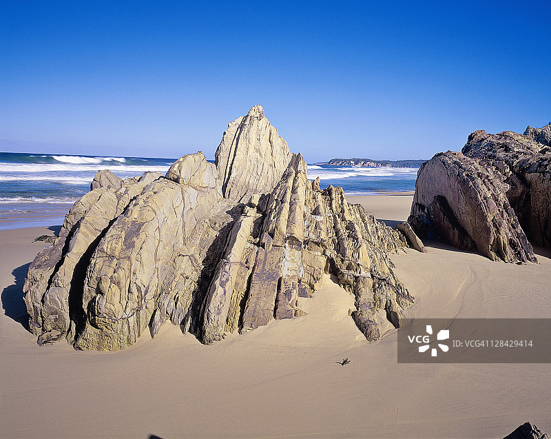 澳大利亚新南威尔士咪咪莎岩石国家公园中部海滩的岩层图片素材