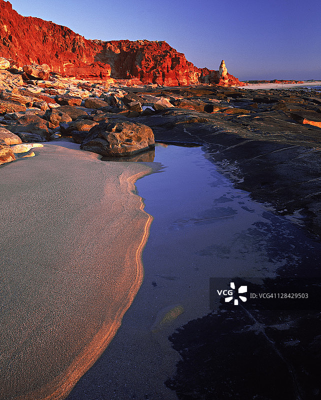 红色悬崖的海岸风光，位于澳大利亚西澳大利亚州布鲁姆附近的勒韦克海角图片素材