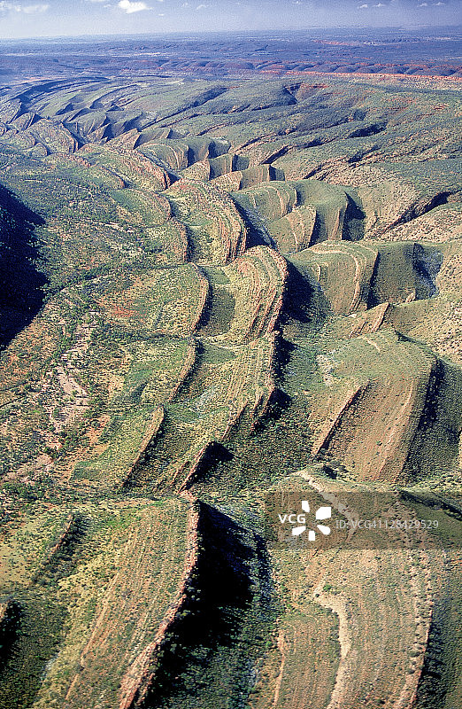 澳大利亚北部地区芬克河附近锯齿状山脉鸟瞰图图片素材