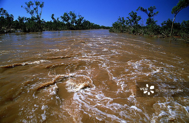 澳大利亚北部领地芬克河的泥泞洪水图片素材