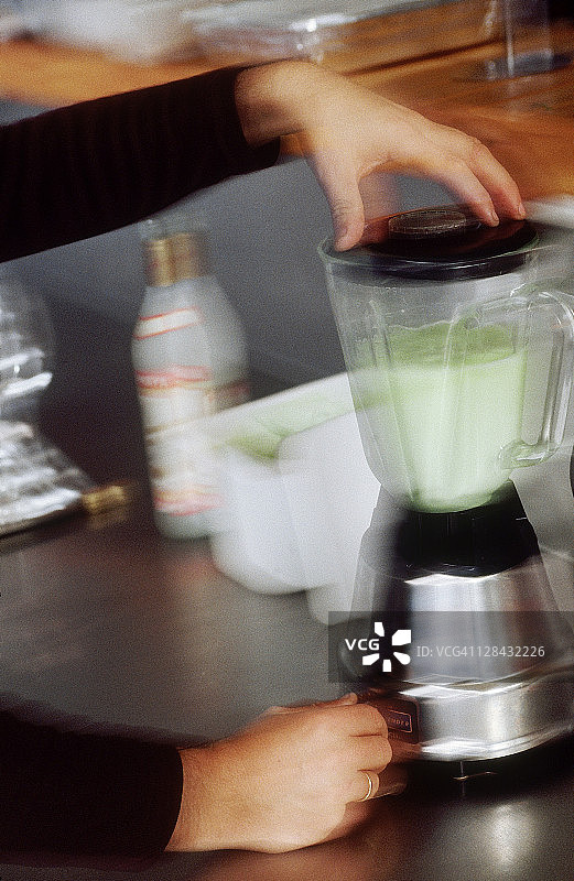 男人用搅拌机调制鸡尾酒图片素材